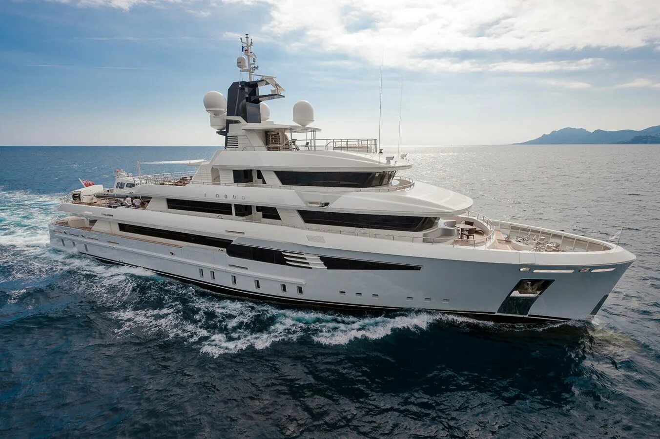 Yachtworld. Bradley моторная яхта. Суперяхты. Моторные яхты азимут. Буклет яхты.