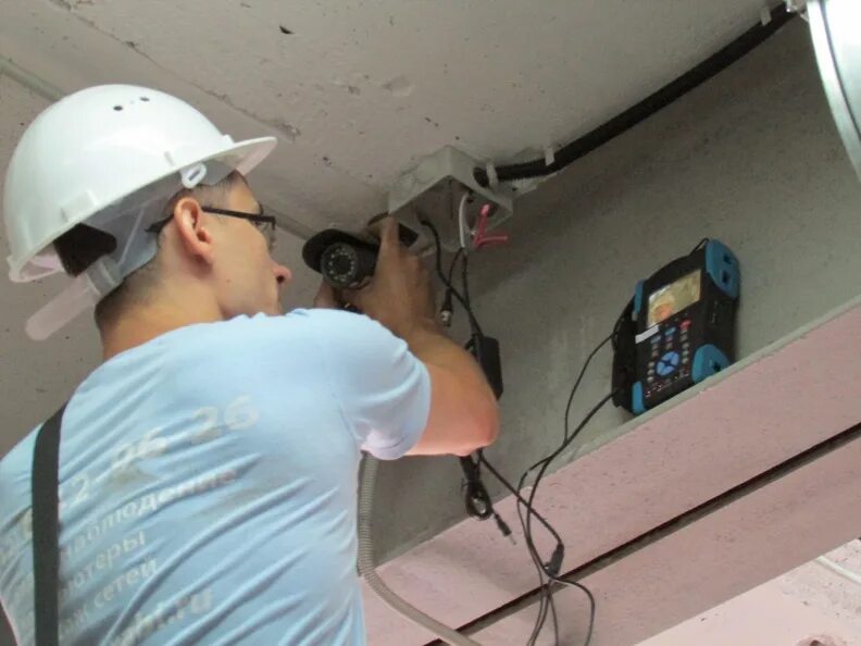 Cctv installation dahua. Монтажник видеокамер. Установщик видеонаблюдения. Монтаж и обслуживание систем видеонаблюдения. Камера инженер.