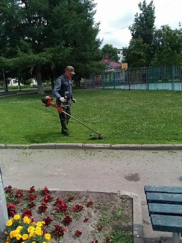 За порядок на улице. Мбу чеховское благоустройство. Мбу чеховское благоустройство. Проект 1000 дворов благовещенск. Дворик чехова.