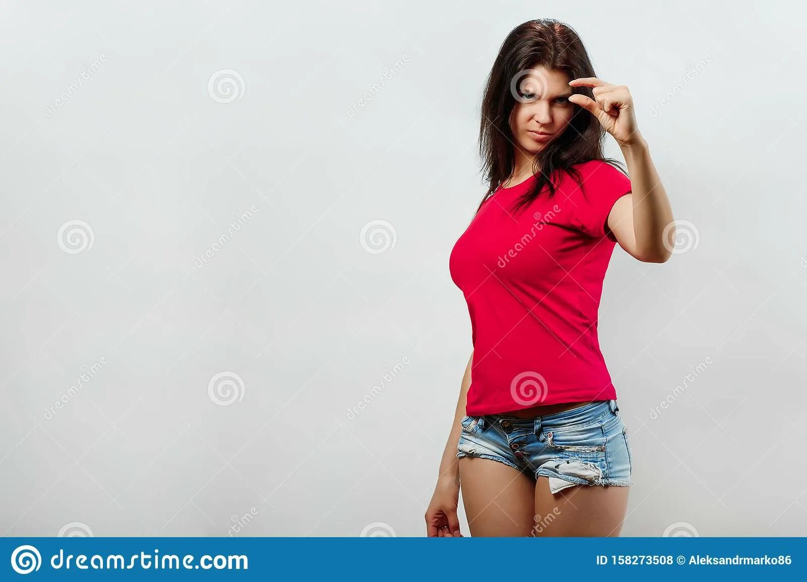 Девушки смеются над размером. Маленькая девочка указывает пальцем вверх. Девочки подростки на природе. Сиенна миллер. Нозоми сасаки 18.