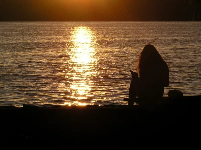 Девушка небо море. Девушка на берегу ночью. Девушка море вечер. Девушка на берегу ночного моря. Девушка на берегу ночного моря.