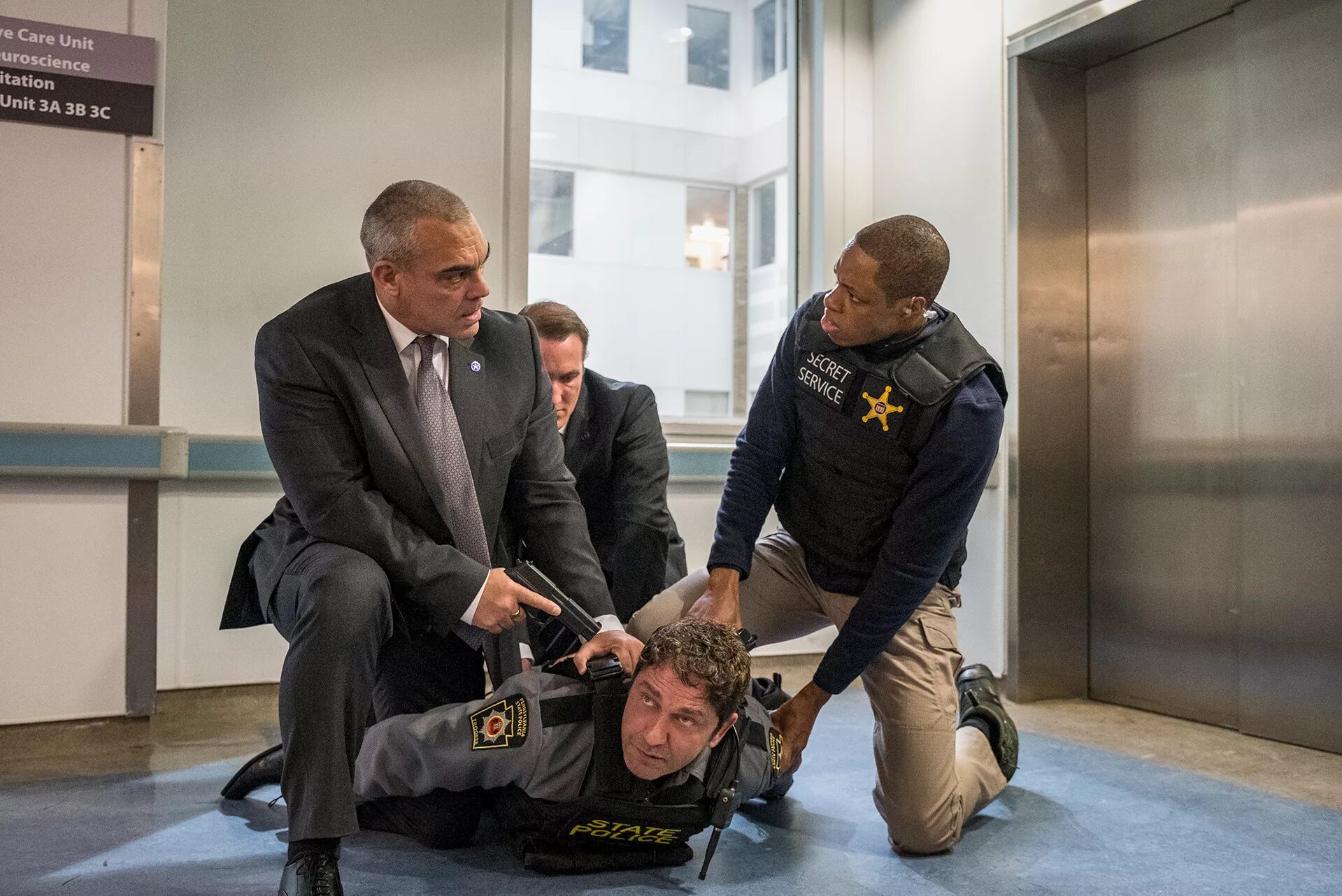 Падение олимпа фильм. Про падения. Падающий человек. Лифт падает. Джерард батлер падение лондона.