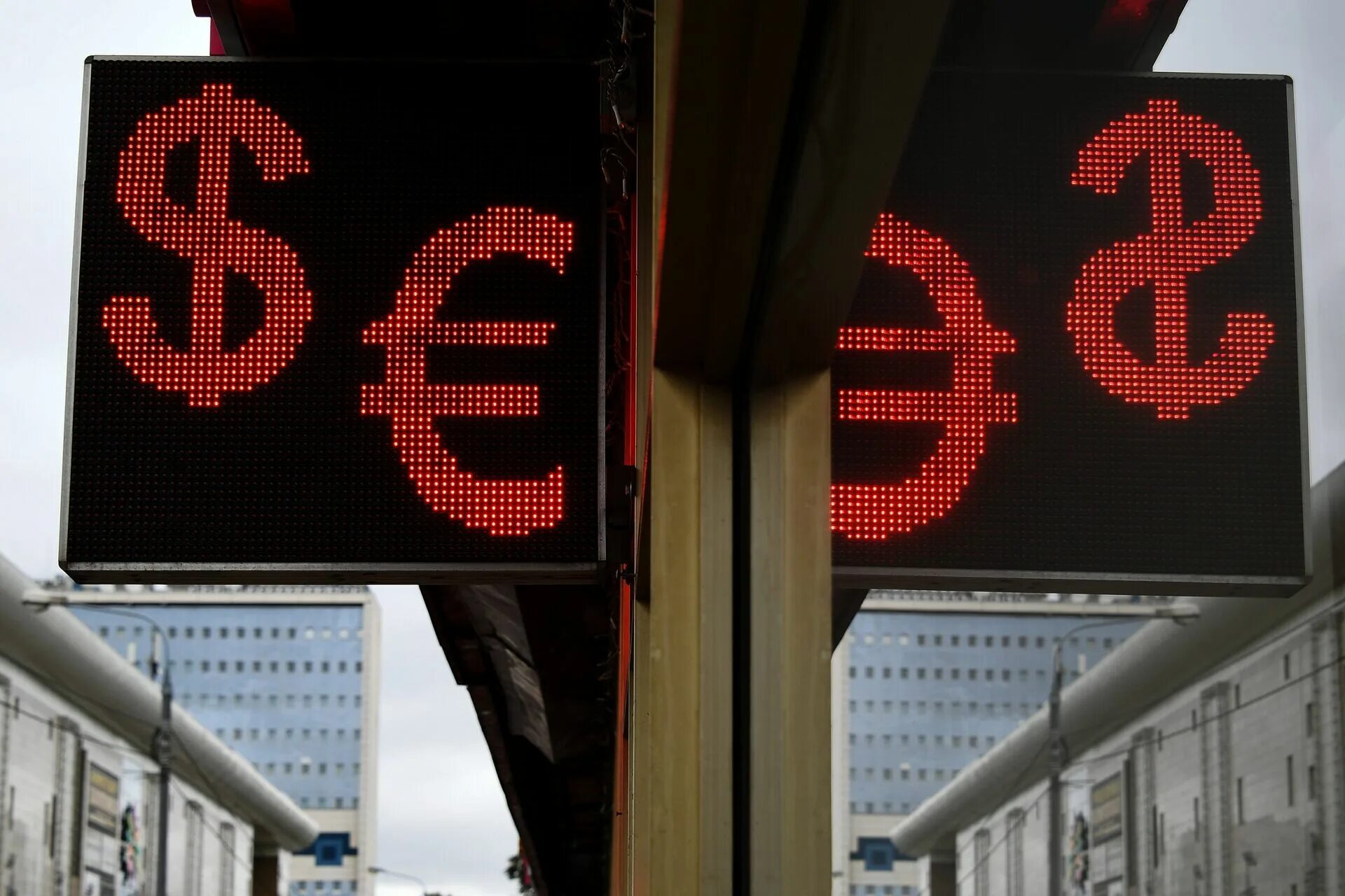 Коротко продается. Доллар назад. Доллар запретили на мосбирже. Доллар запретили на мосбирже. Риа новости про рубль.
