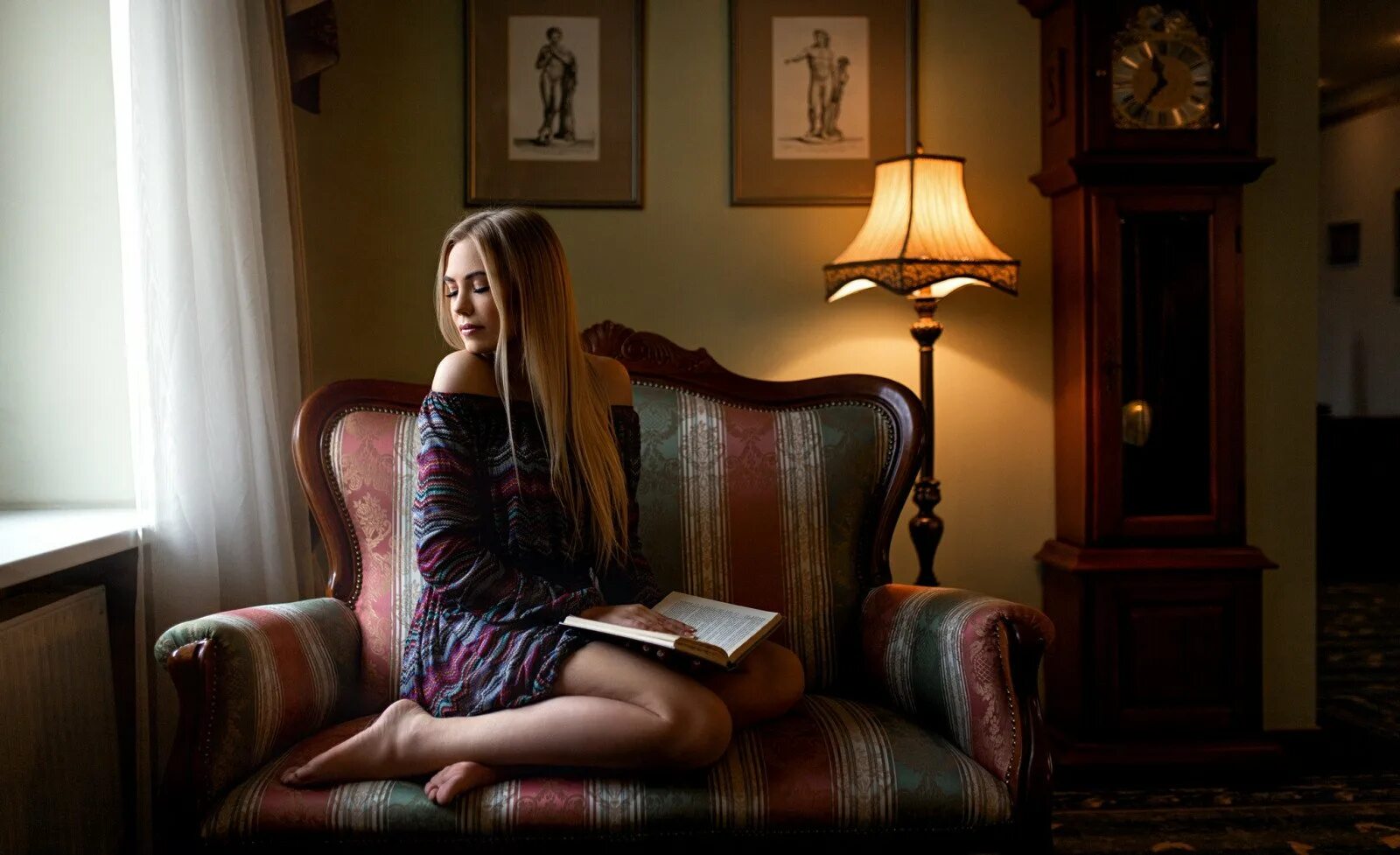 Девушка с книгой на диване. Девочка в комнате сидит. Девушка сидит в комнате. Девочка в комнате сидит. Грустная девушка.