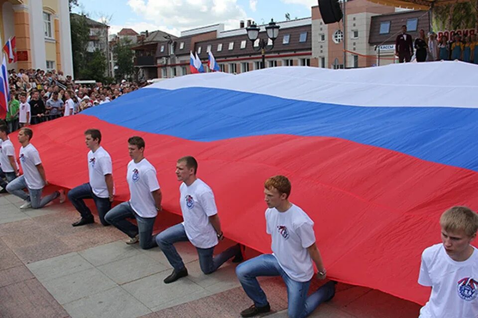 12 июня 2012. День России фотографии. С днем России фото. День России Брянск. День России площадь.