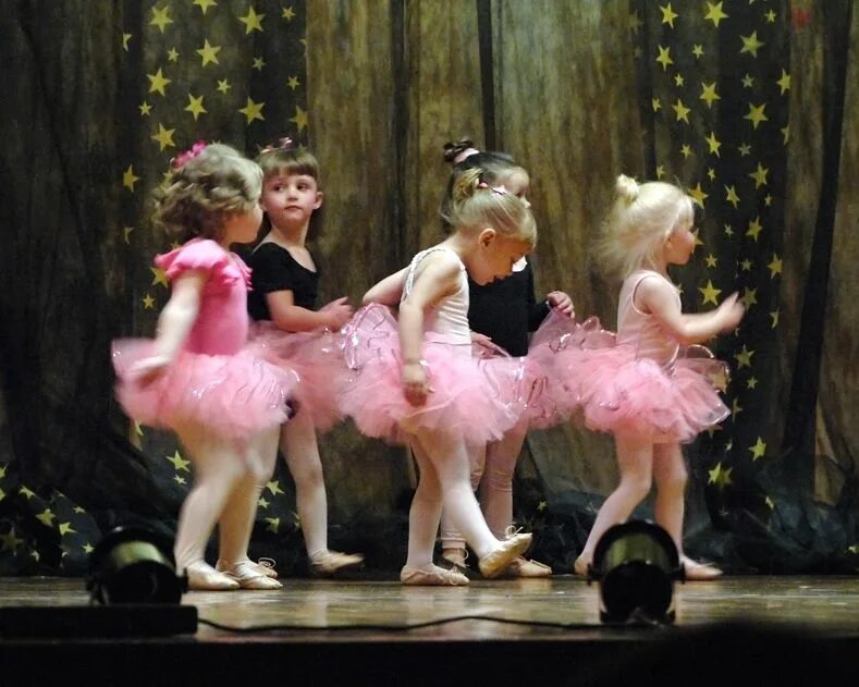 Включи танец маленькой. Бэйби балет. Детские танцы. Танцы для маленьких детей. Малыши танцуют.