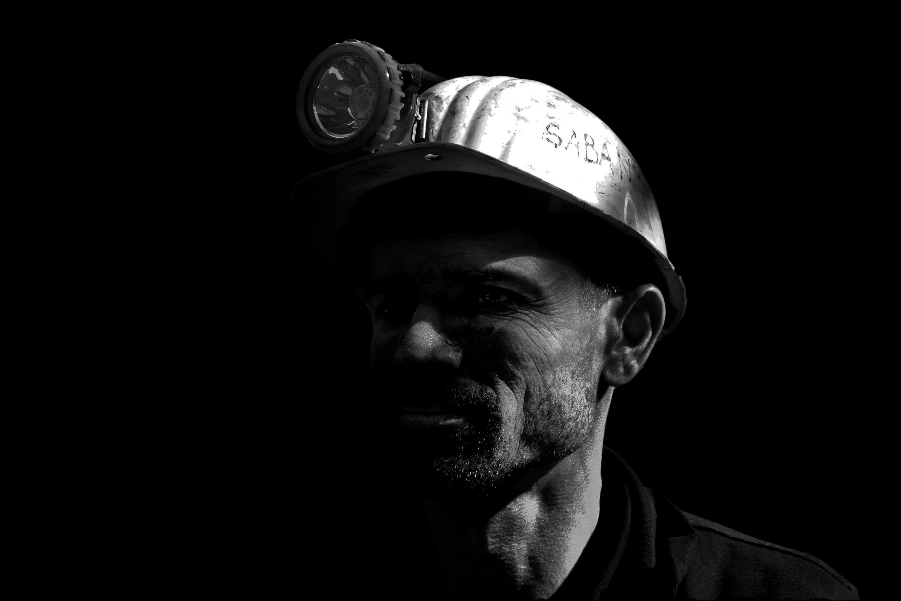 Voices miners funders. Каска Шахтера. Шахтер фото. Фонарик на каску Шахтера. С днем Шахтера каска.