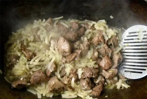 Мясо в казане с луком морковью
