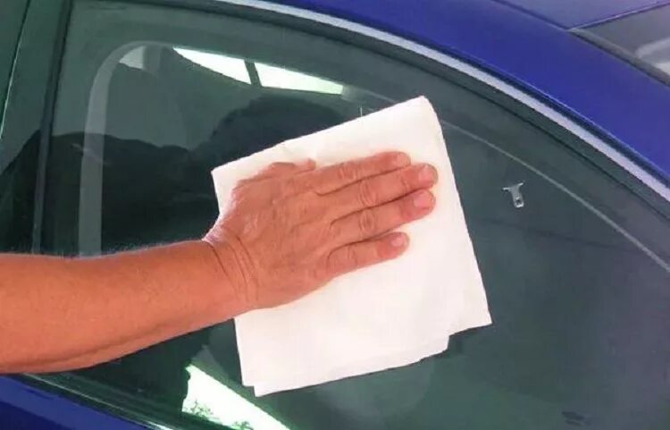Чем протирать стекла в машине изнутри. Тряпка для стекол автомобиля изнутри. протирка стекла авто салфеткой. салфетки для лобового стекла изнутри машины. протирание машины влажной салфеткой.