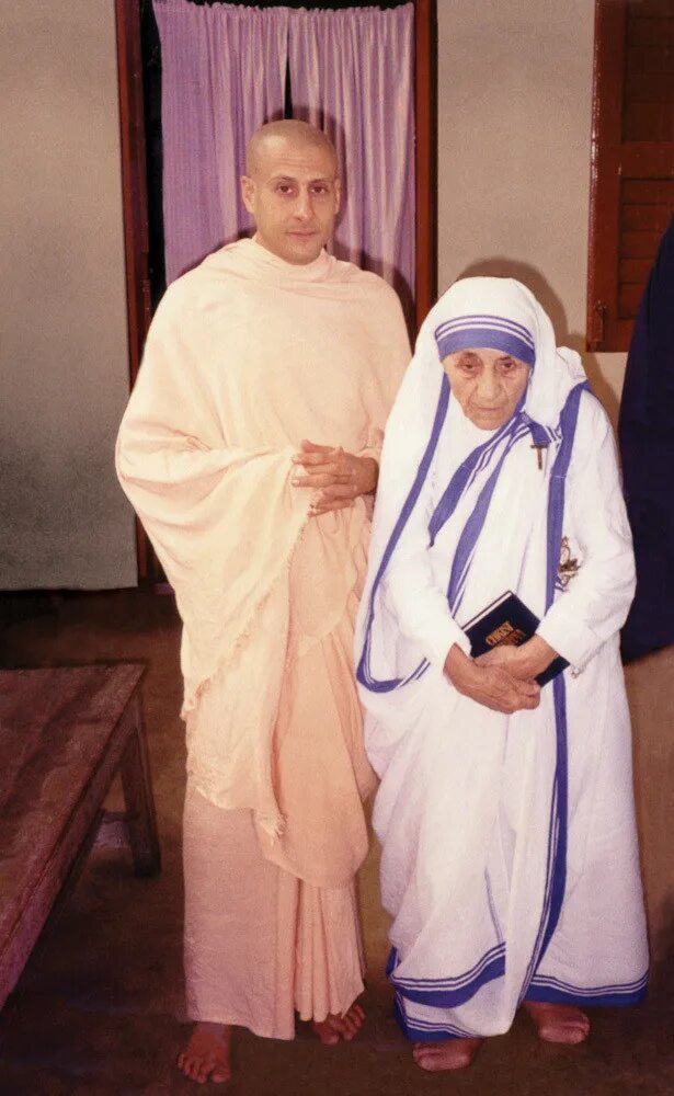 Путешествие домой радханатха. Радханатха Свами с матерью Терезой. Радханатха Свами путешествие. Радханатха Свами молодой.