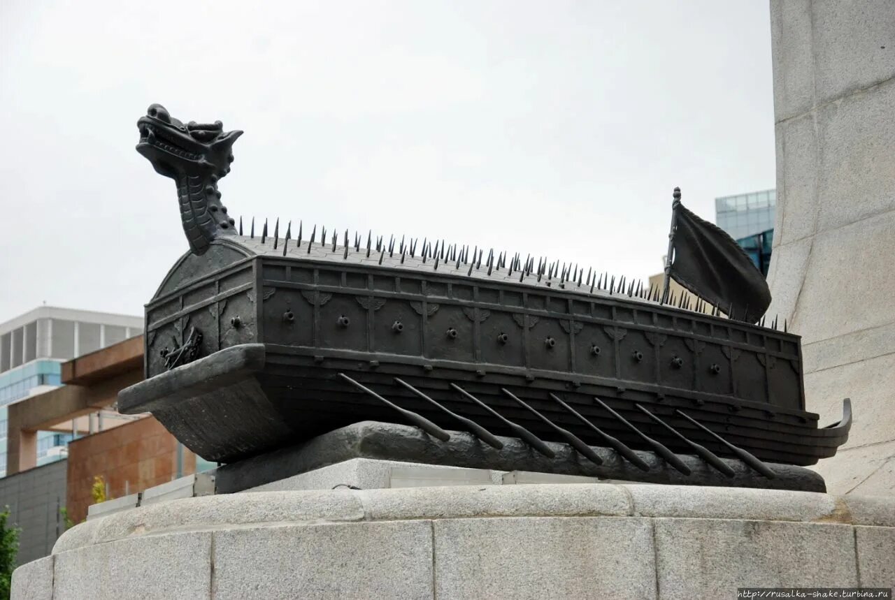 Ли сун сине. Адмирал ли Сун син. Адмирал ли Сун син в Сеуле. Статуя Адмирала и Сун сина. Памятник ли Сун сину Корея.