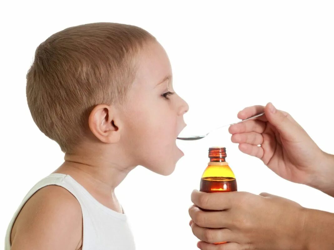 Детей средства. Ребенок пьет лекарство. Ребенок пьет сироп. Ребенок пьет таблетки. Кашель у ребенка.