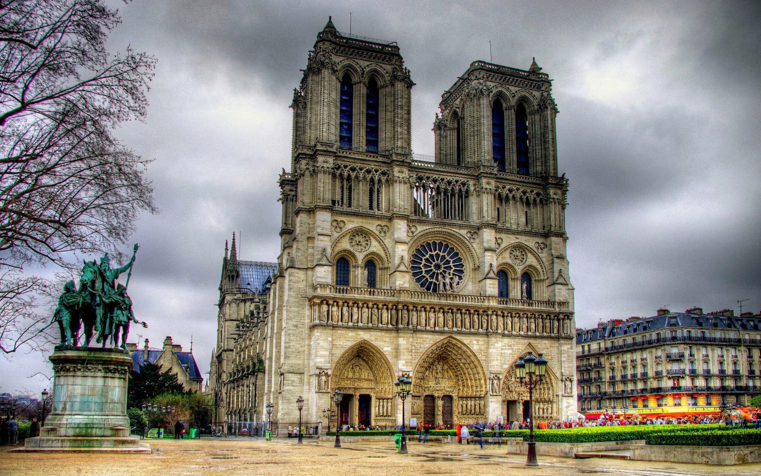 Франция храм Парижской Богоматери. И соборов есть также