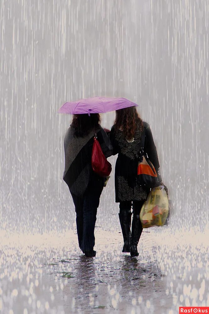 Проливной дождь. Дождь на дороге фото ночью с фонарëм жëлтым. +31°с это жарко. Дождливая погода. "капли на стекле".