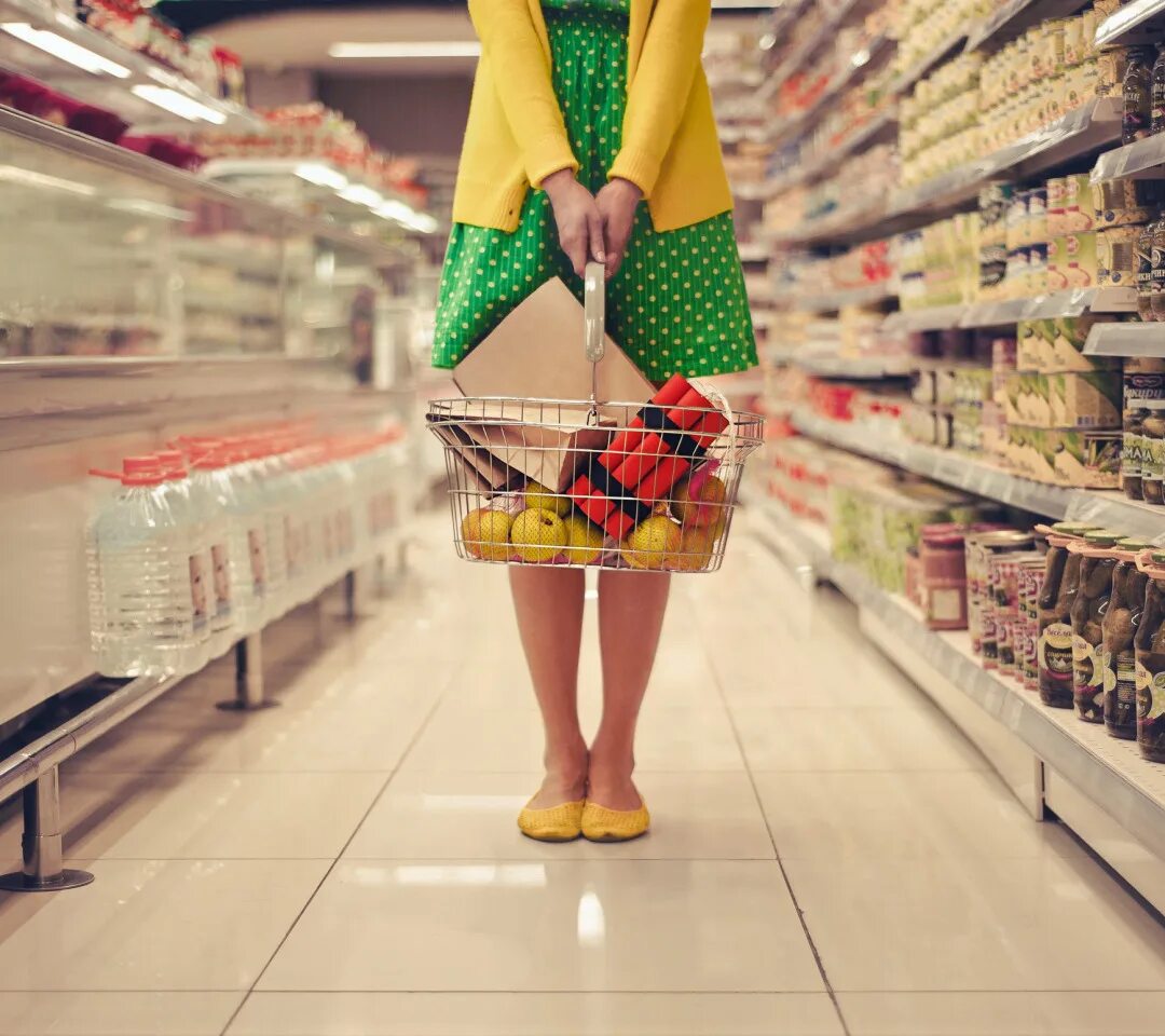 Подростки в магазине продуктов. Шопинг в строительных магазинах. Покупатель в магазине. Подростки в магазине продуктов. Мужчина в супермаркете.