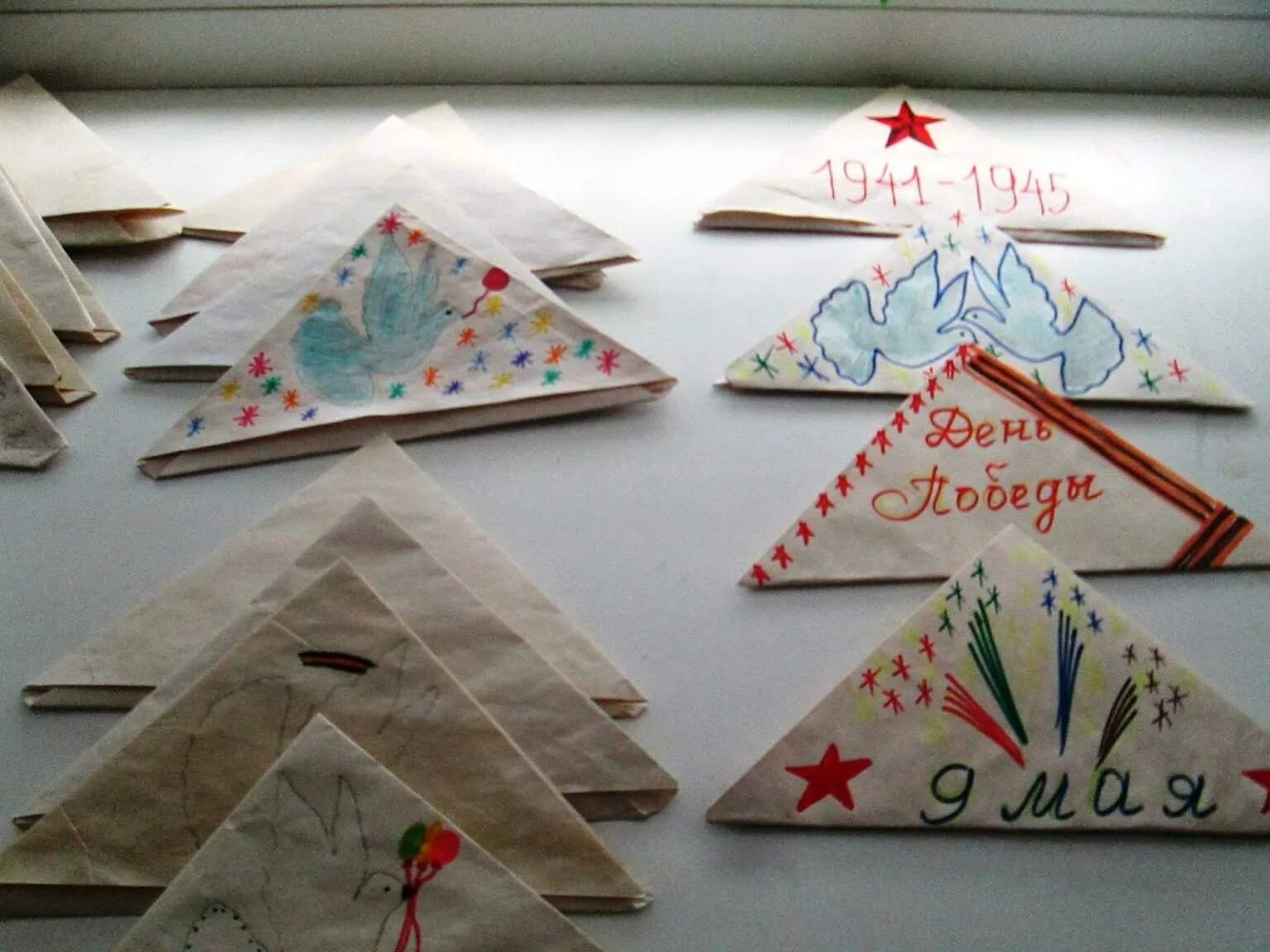 Письмо ветерану конверт. Как сделать письмо треугольник. Солдатский треугольник. Украсить конверт треугольник. Конверт для военного письма.