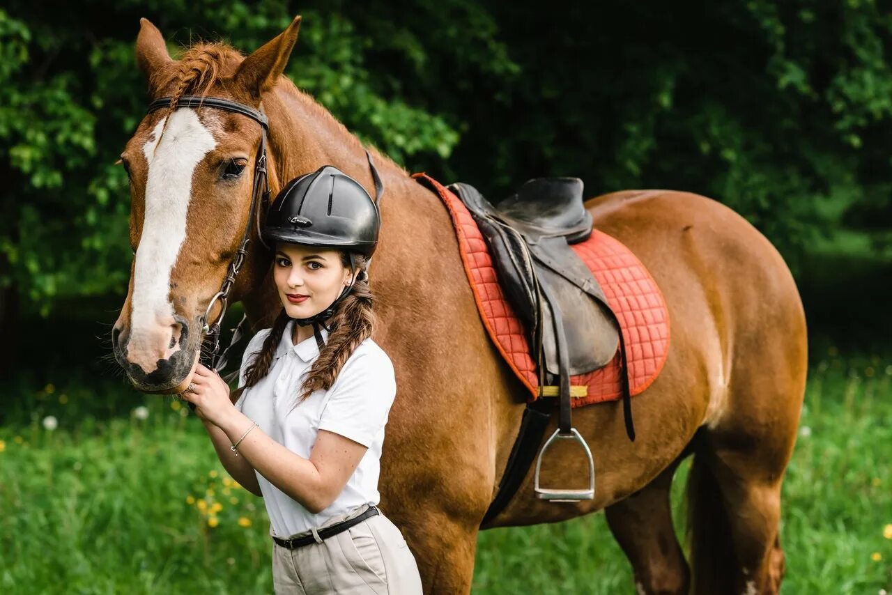Девочка на лошади. Человек на лошади. Девушка с лошадью. Конь девочка как называется. Фотосессия с лошадьми дети.