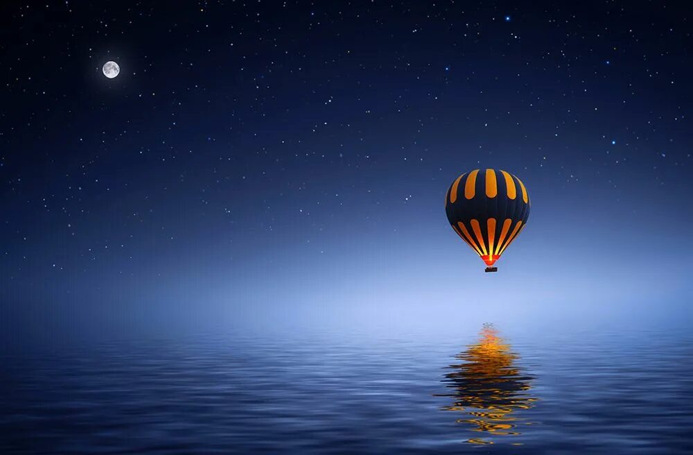 воздушные шары в ночном небе. зеленый воздушный шар в небе. воздушный шар с корзиной. воздушный шар. воздушные шары ночью.