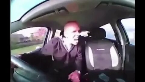 Мем мужик едет в машине