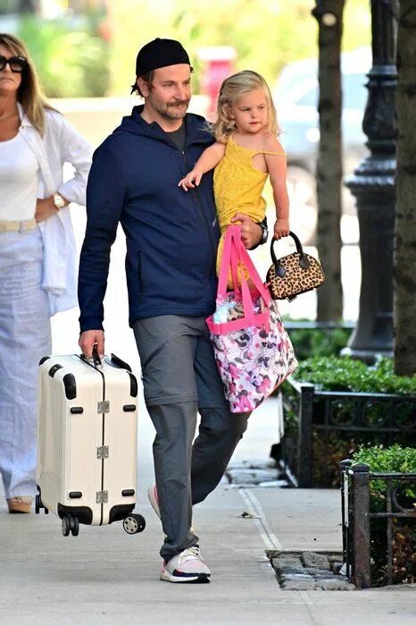 Брэдли купер с кем встречается Bradley Cooper and Huma Abedin 'Still Getting to Know Each Other,' Says Source: