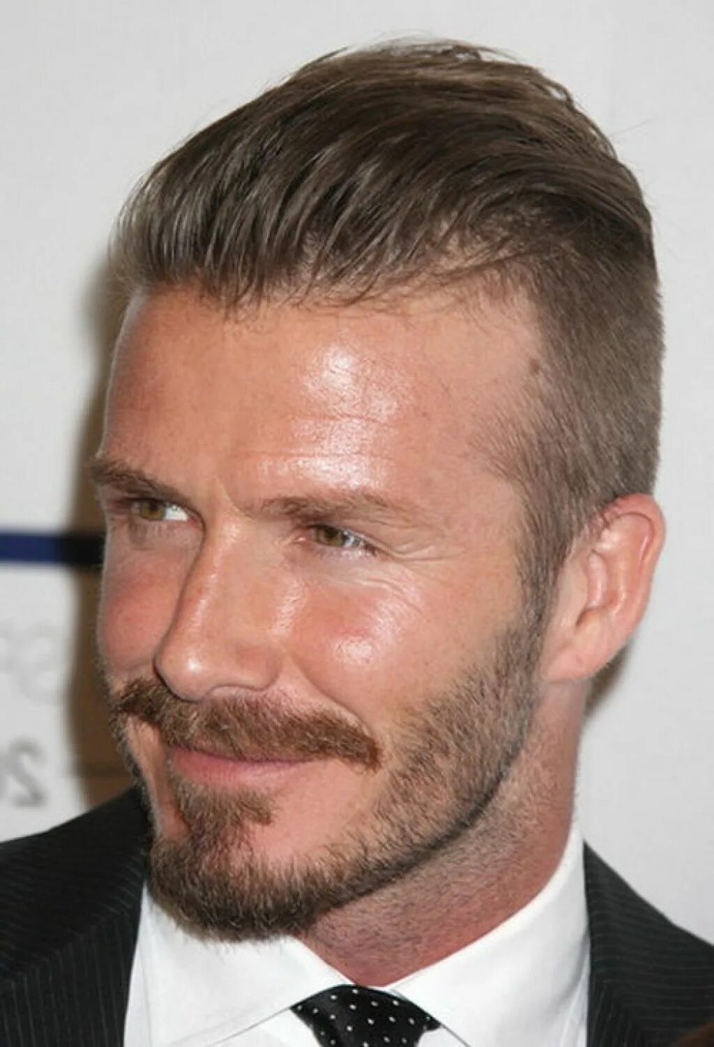 Тонкие волосы у мужчин. Дэвид Бекхэм андеркат. David Beckham Undercut. Дэвид Бекхэм стрижка. Дэвид Бекхэм стрижка андеркат.