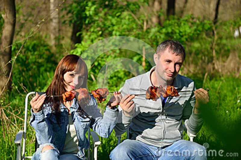 Девушка есть шашлык. Парень с девушкой кушают шашлык. шашлык кушаем кафе фото девушкой.