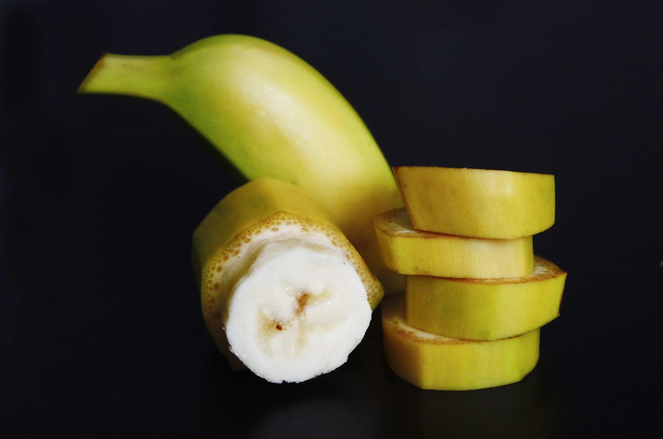 Жесткая кожура. Банан. Нарезанные кусочки банана. Банан порезанный. Банан нарезанный.