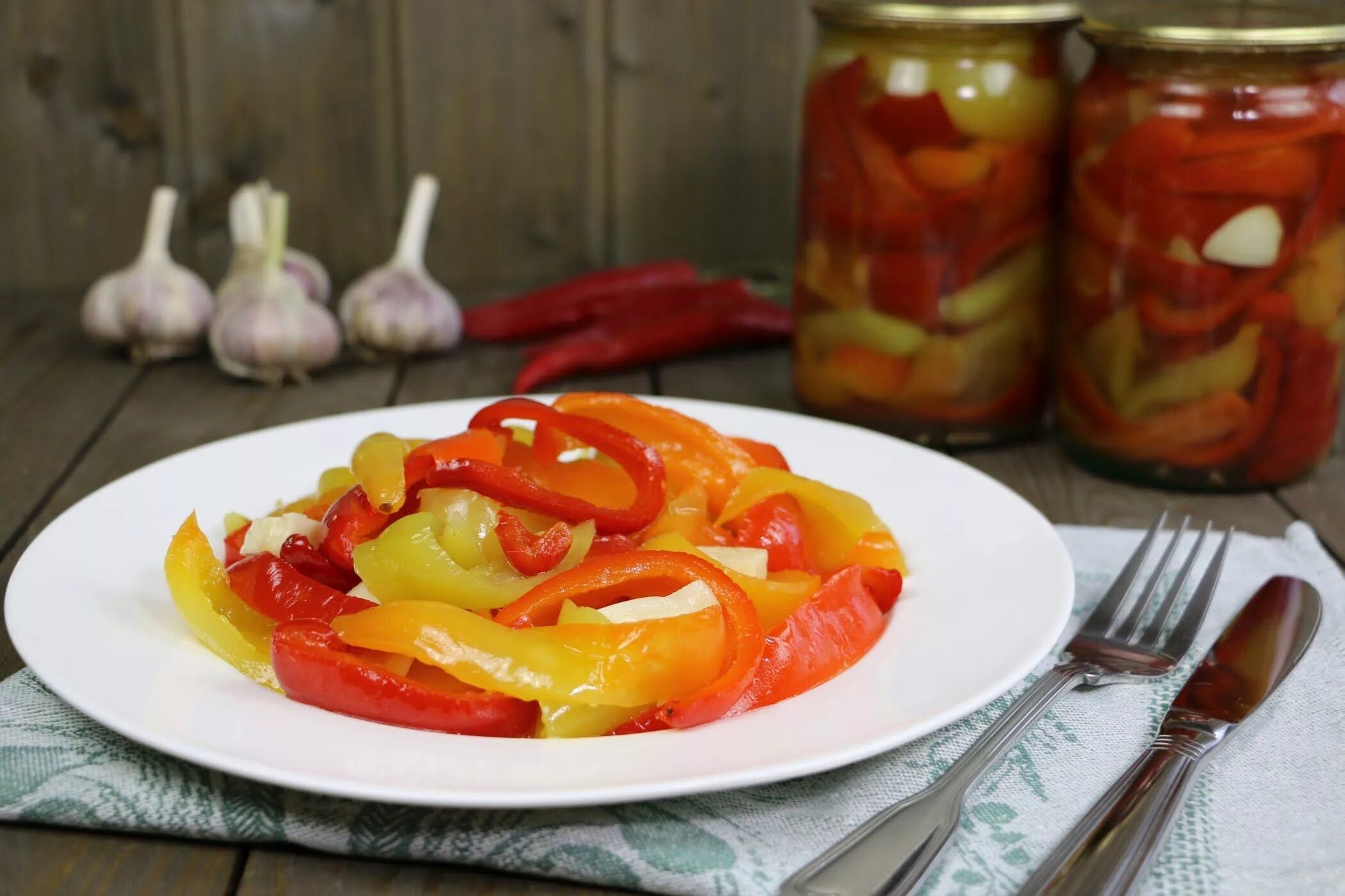 Перец с маслом и сахаром. Консервированный болгарский перец. Маринованный болгарский перец. Перец сладкий маринованный. Болгарский перец в сладком маринаде.