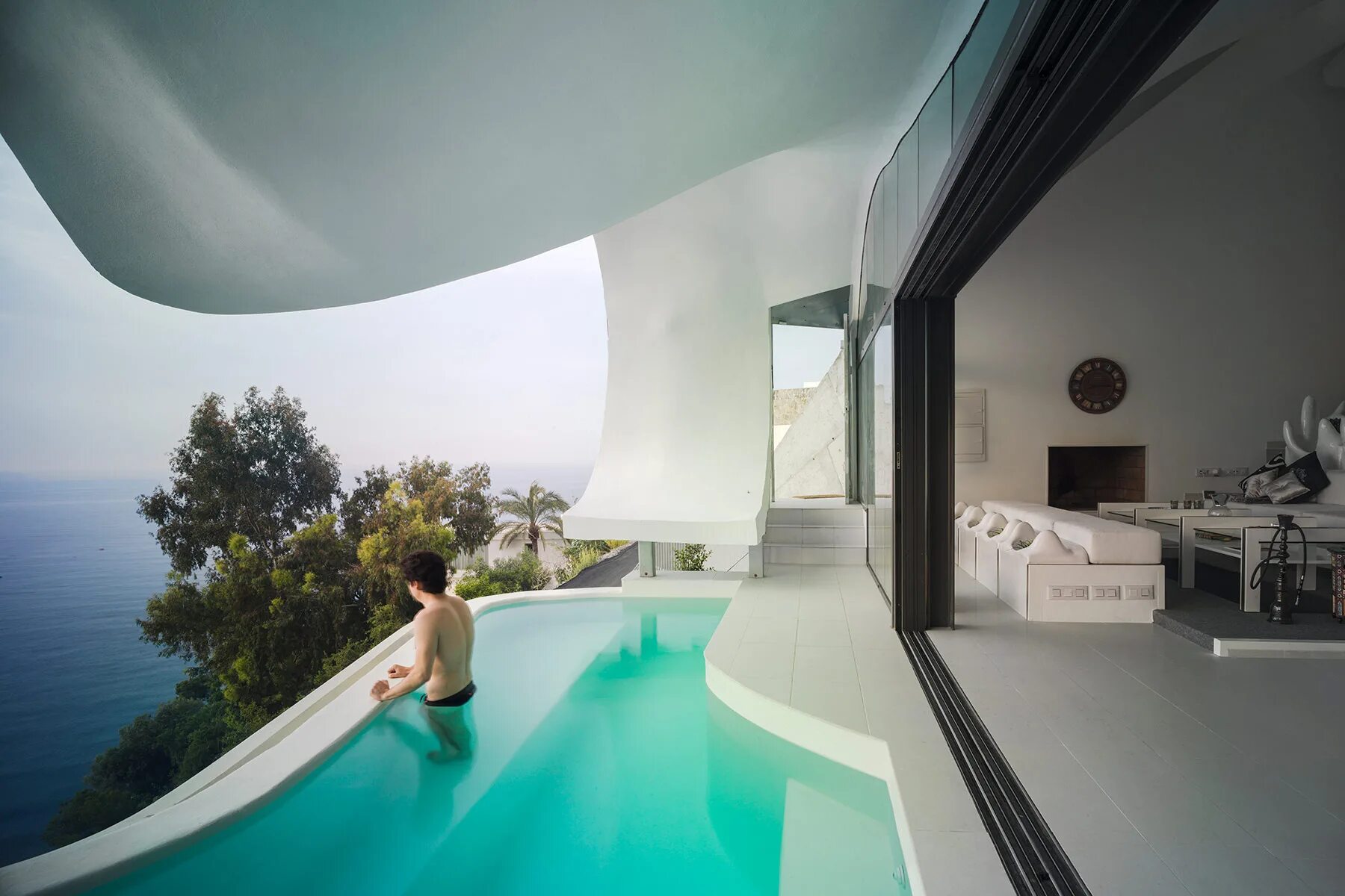 дом с горкой и бассейном. дома горка с бассейном. бассейн для дачи уличный. бассейн с горками в частном доме. горка для домашнего бассейна.