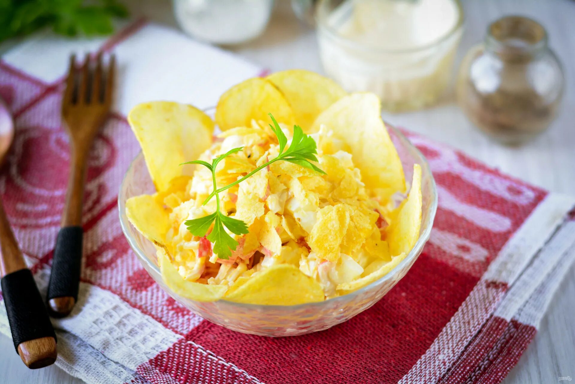 Крабовый салат с чипсами сыром. Салат с чипсами. салат с чипсами и кукурузой. салат с чипсами и крабовыми палочками. салат с крабовыми чипсами.