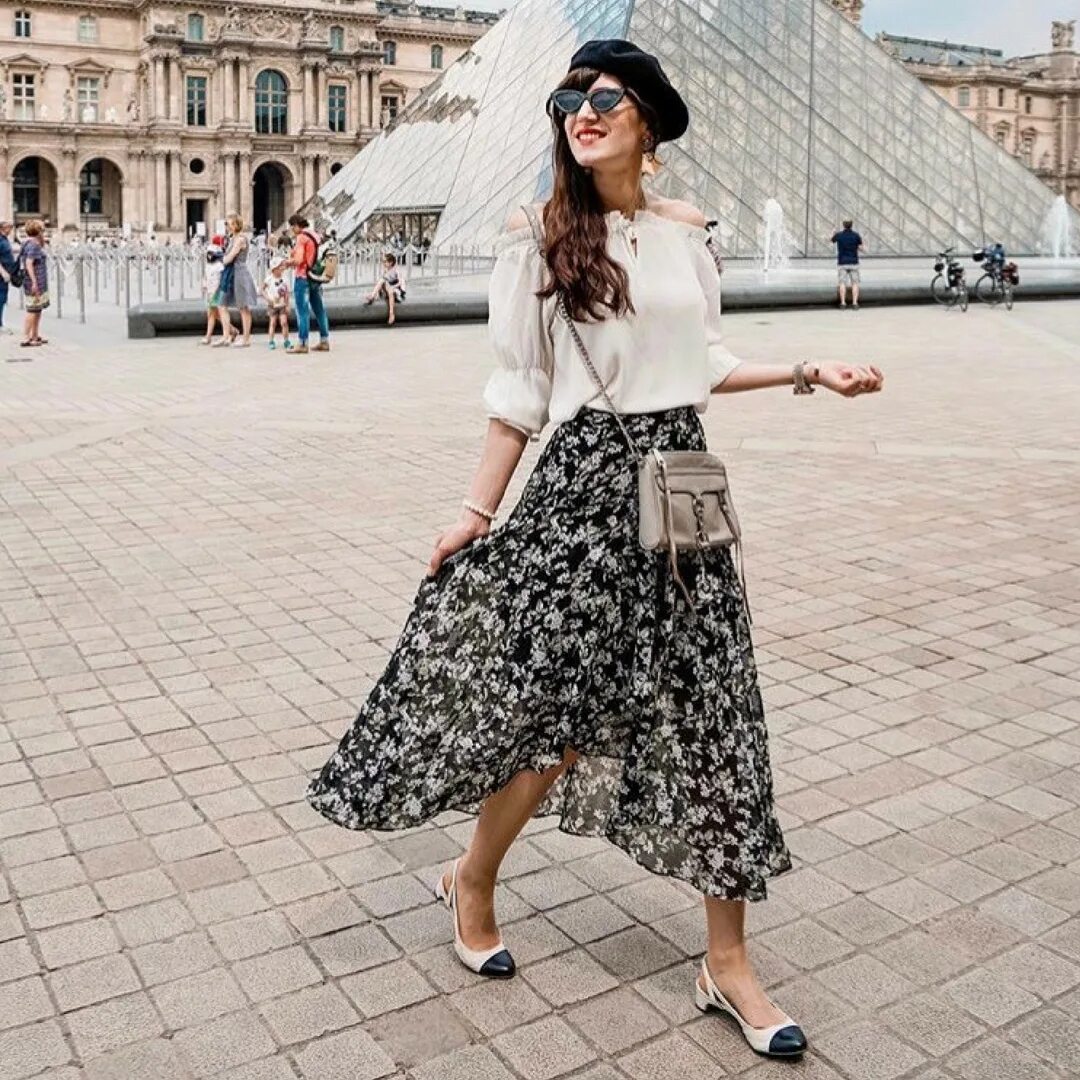 Города и годы образы. Одежда в парижском стиле юбки. Parisian Chic стиль в одежде. Уличная мода и пышные юбки. Пышная юбка французский стиль.