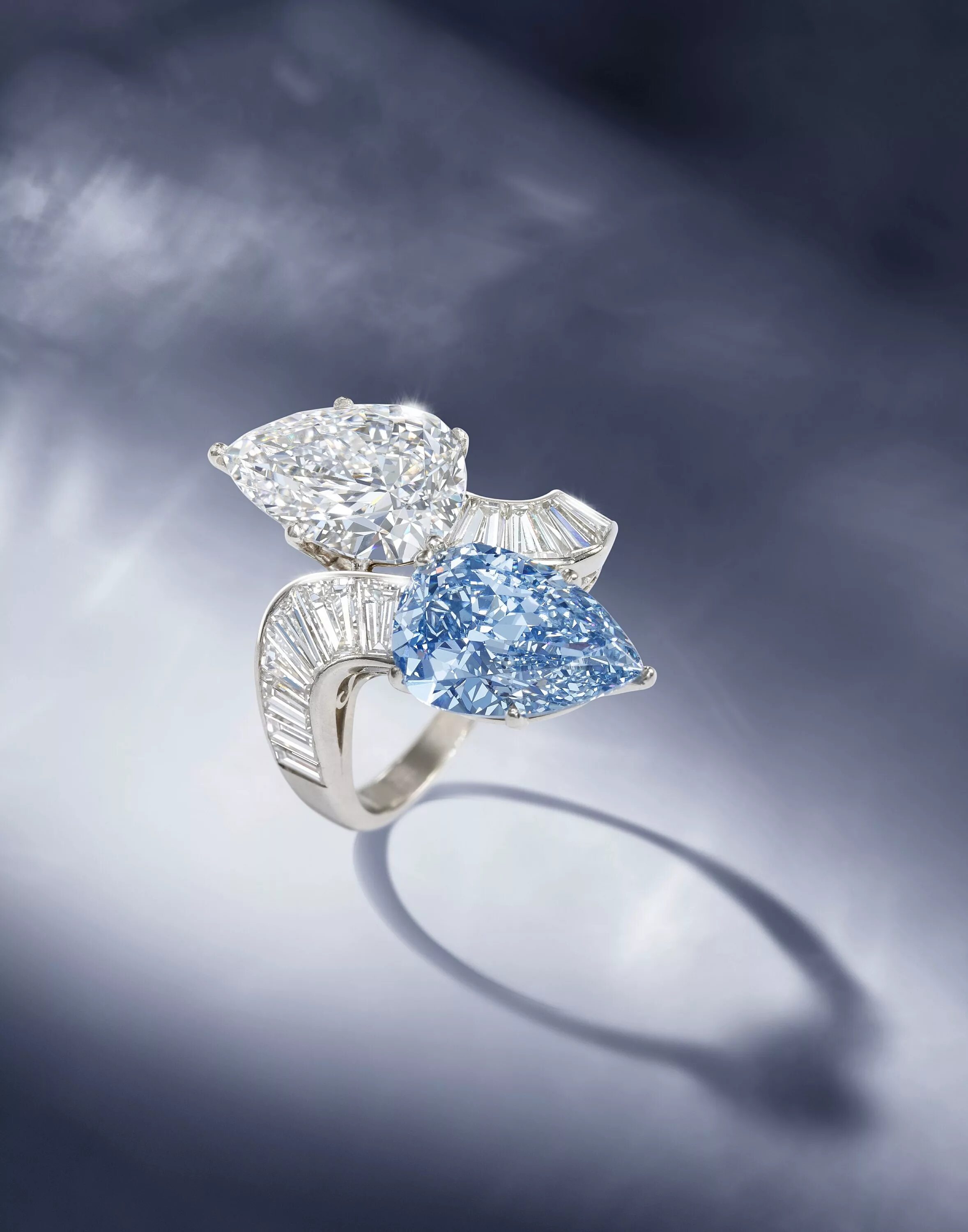 Алмаз; сапфир; изумруд; рубин; берилл; аквамарин; турмалин. Bvlgari diamond ring. Драгоценный камень в руке. Игрушечные бриллианты. Алмаз; сапфир; изумруд; рубин; берилл; аквамарин; турмалин.