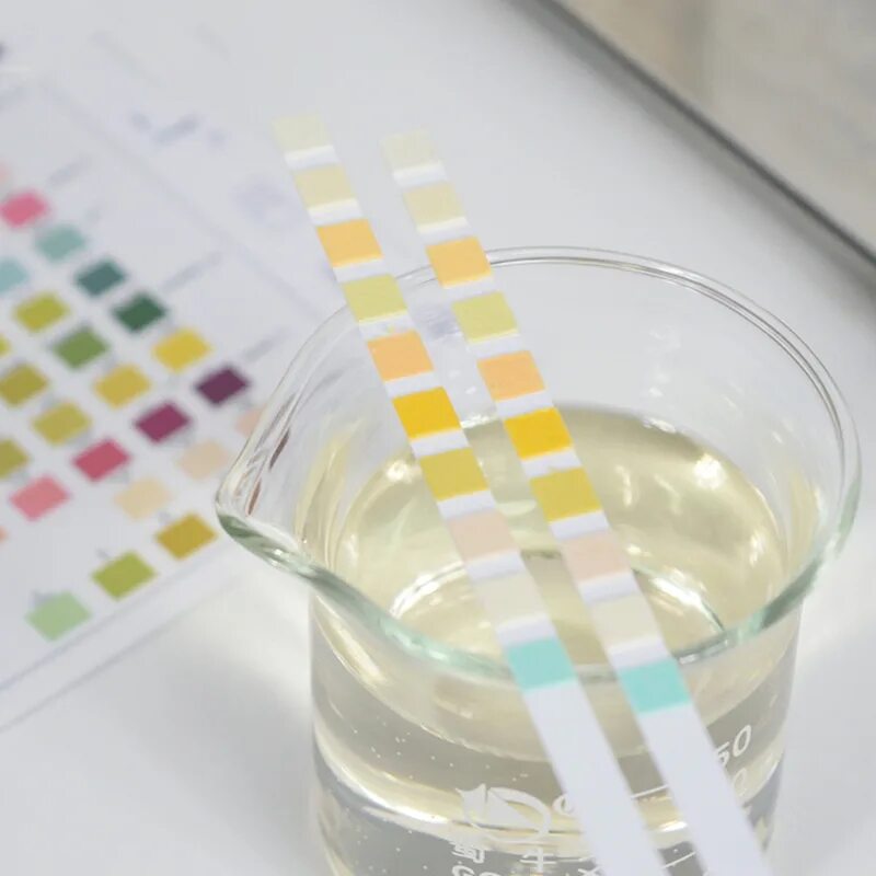 Очень прозрачная моча. Dipstick test мочи. urine test strip. прозрачная моча. полоски для мочи.