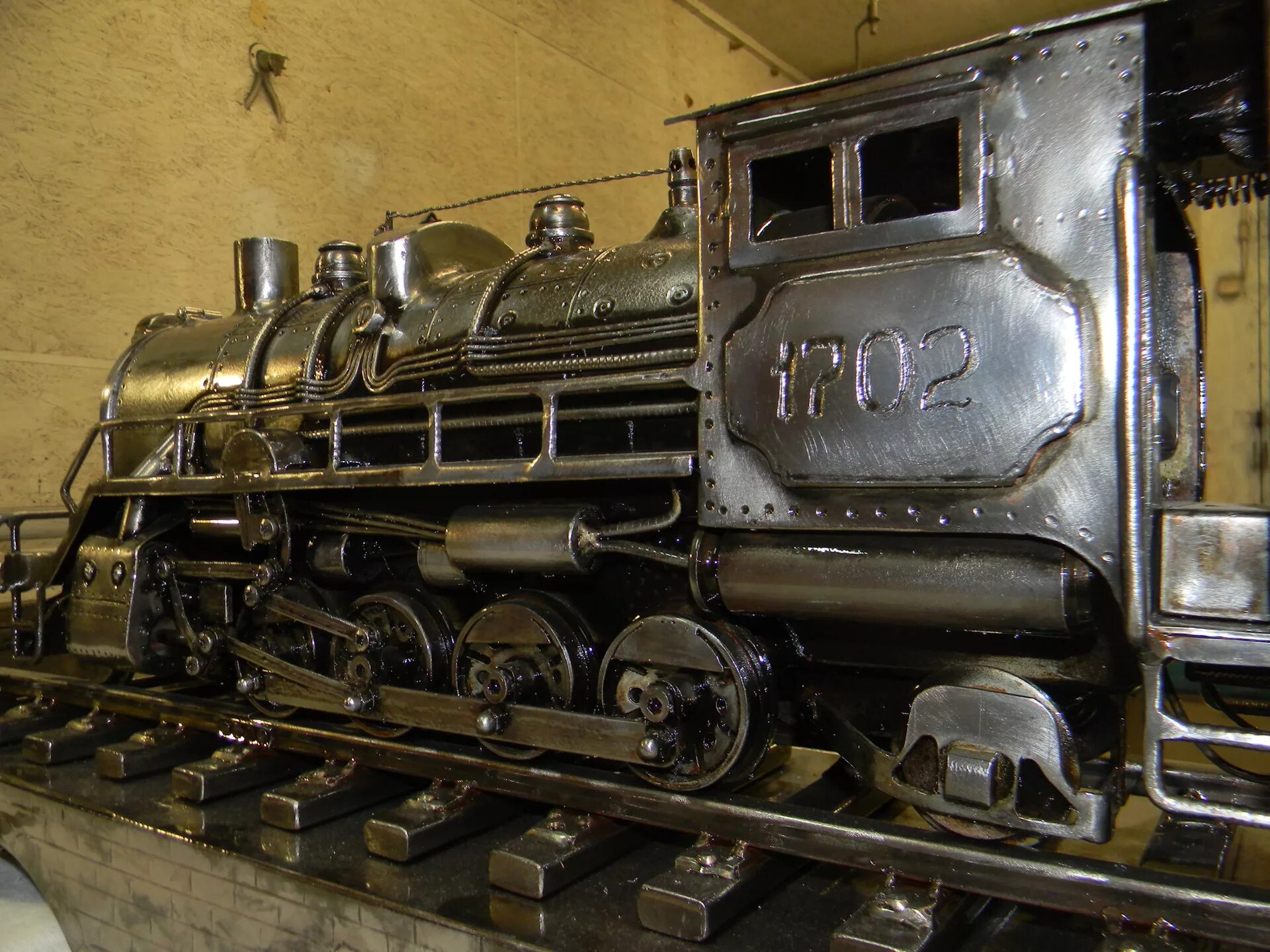 Щербинка музей паровозов. Паровоз сувенир. Паровоз с6712. Стимпанк теслапанк паровоз. Сжд паровоз л.