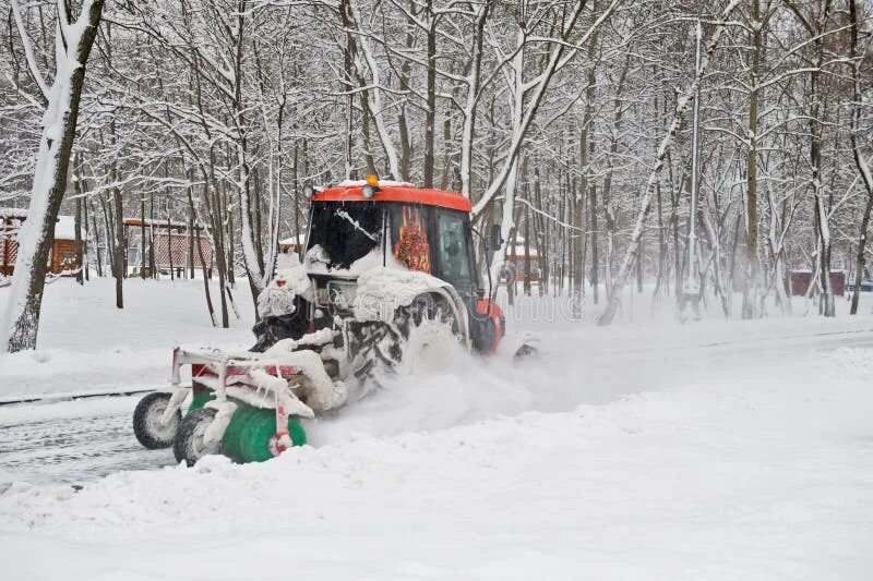 Игра трактора чистят снег. Трактор зимой. Трактор снег. Трактор убирает снег. Маленький трактор расчищает снег.