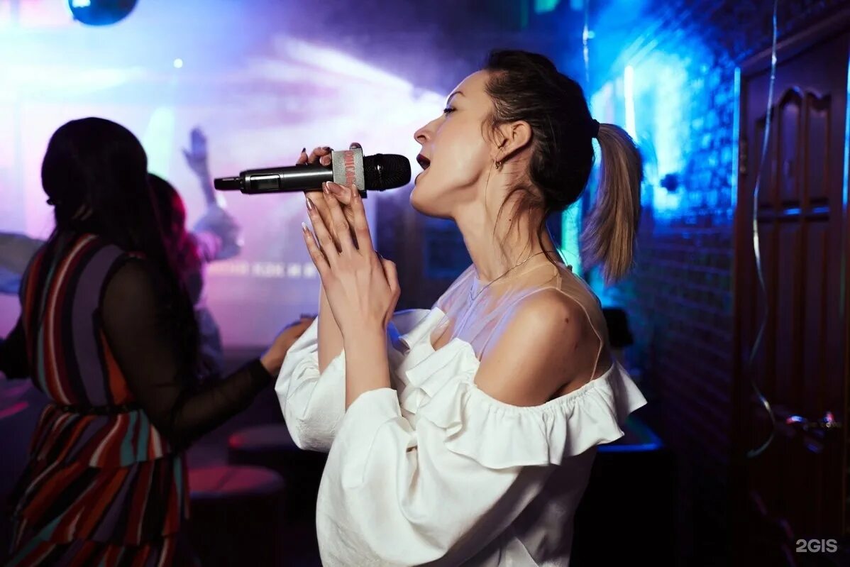 Поем в караоке. Люди поют в караоке. Караоке твоей девушке. Караоке бар. Караоке твоей девушке.