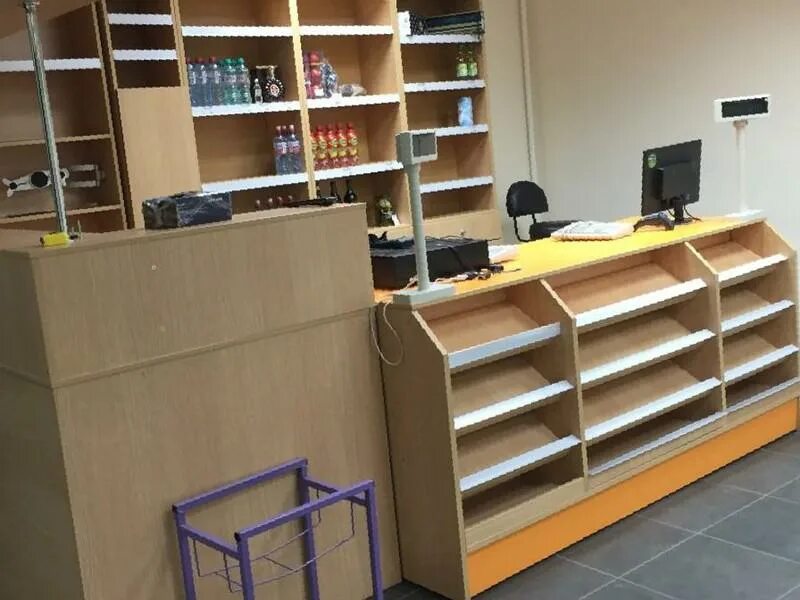 прикассовая зона в магазине. оформление кассы. кассовый стол. кассовая стойка для магазина. торговое оборудование кассовая зона.