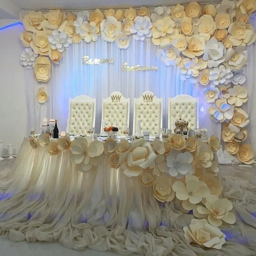 Украшение зала. Президиум с бумажными цветами. Украшение стенки на свадьбу. Бумажные цветы на свадебном столе. Украшение зала на свадьбу самим.