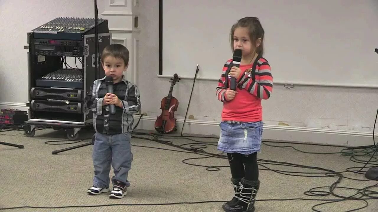 Дети поют. Маленькие дети поют. Мама поет ребенку. Дети поют песню маме. Братья поют маме