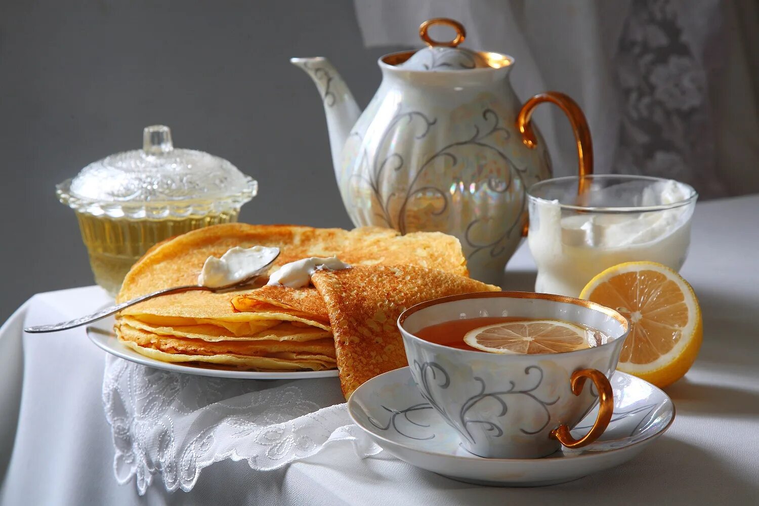 Доброе утро блины картинки с надписями. Чаепитие. Чай с блинами. Утреннее чаепитие. Утреннее чаепитие с блинами.