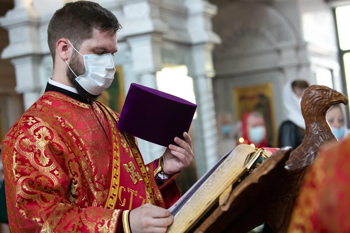 домашнее насилие в семье. высшая жертва. женщина с веревкой. высшая жертва. дафна гиннесс и бернар анри леви.