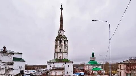 Знаменитая 60 метровая падающая колокольня в городе
