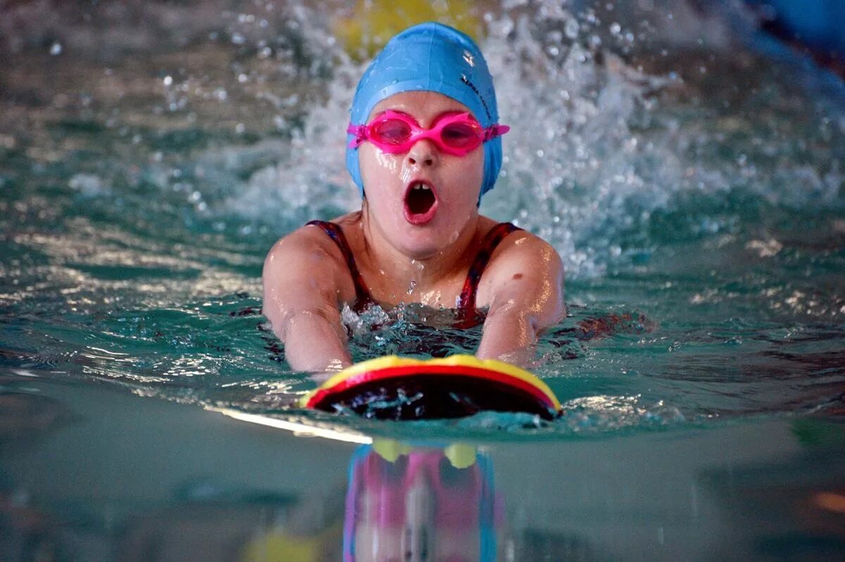 The children are swimming. Дети в бассейне. Плавание дети. Дети плавают в бассейне. Детское плавание в бассейне.