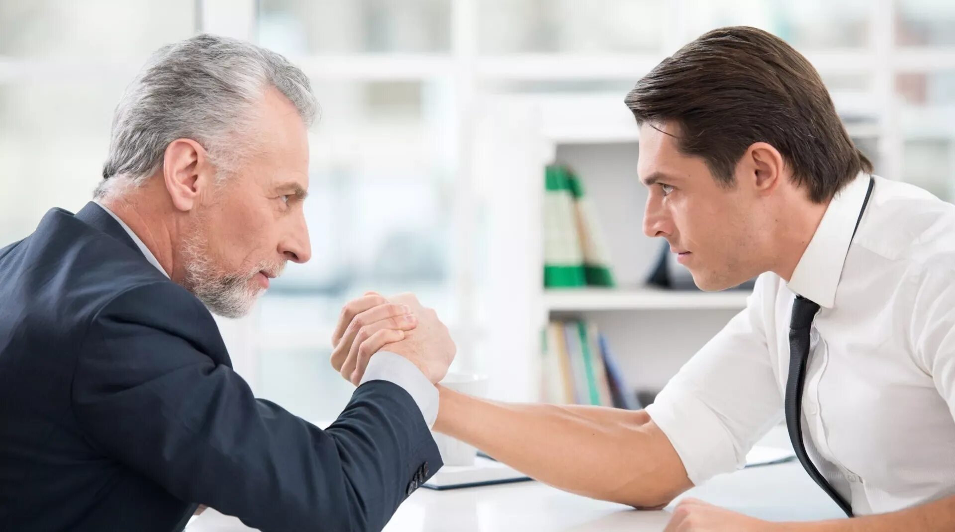 Руководитель и коллектив. Коллеги. Старые сотрудники в компании. Младший научный сотрудник старший научный. Разные поколения в офисе.