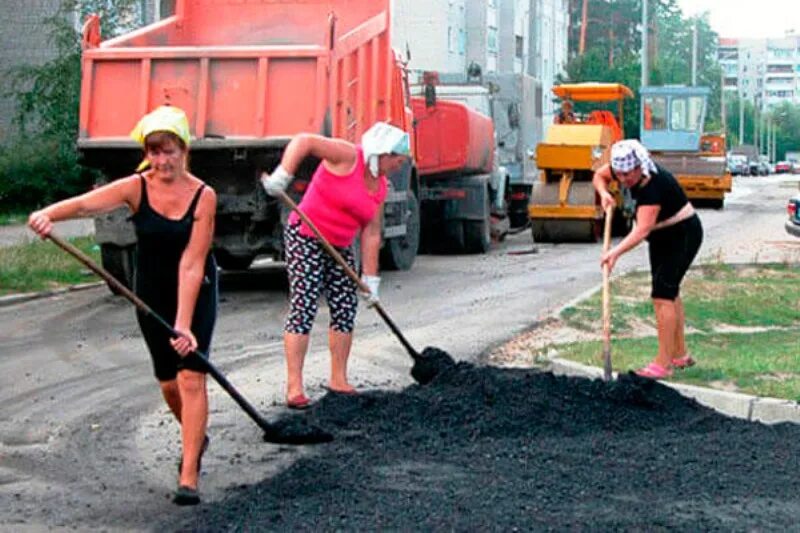Женщина на тяжелой работе. Труд женщин. Труд женщин. Женщины в мужских профессиях. Женщины укладывают асфальт.