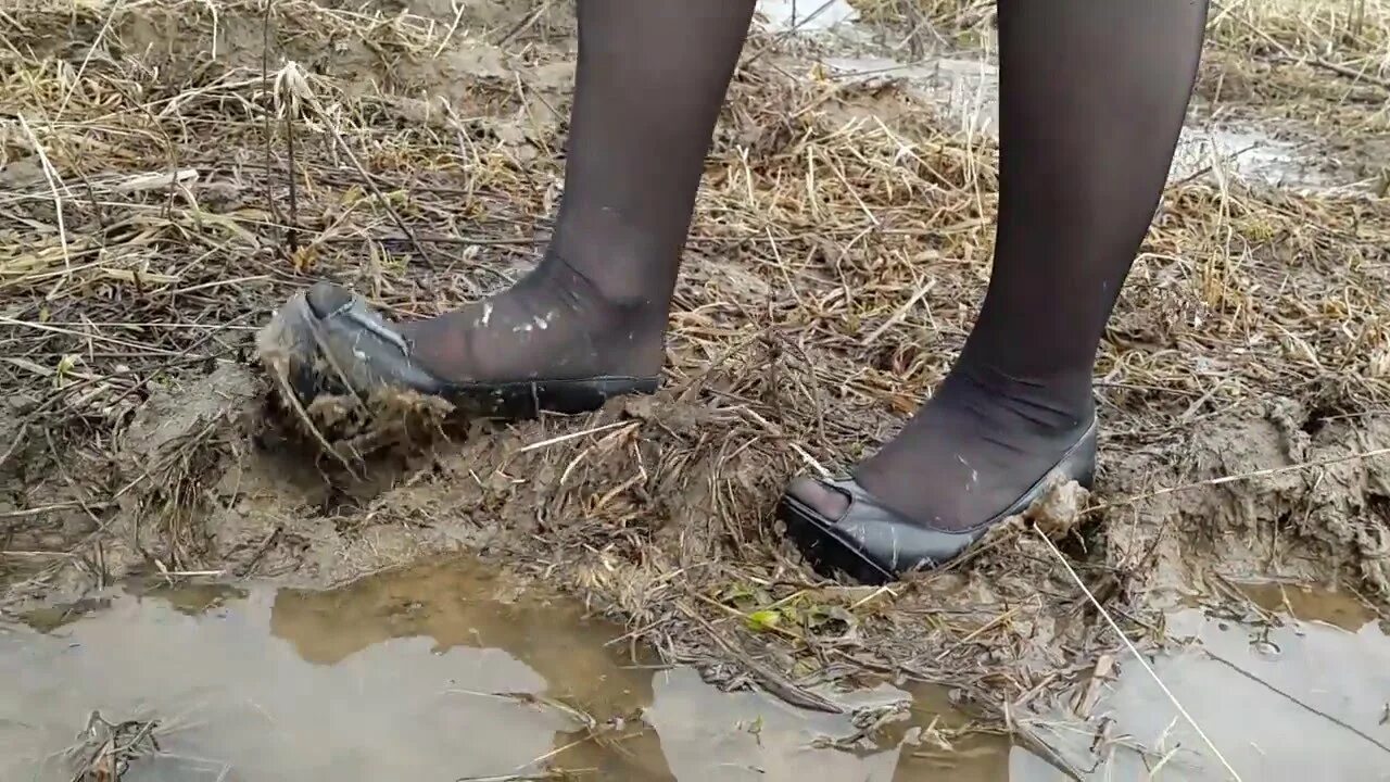 Нюхает грязные колготки. Грязные колготки на ногах. Женские ноги в грязных носках. Девушка надевает туфли. Нейлон солес феет 2021.