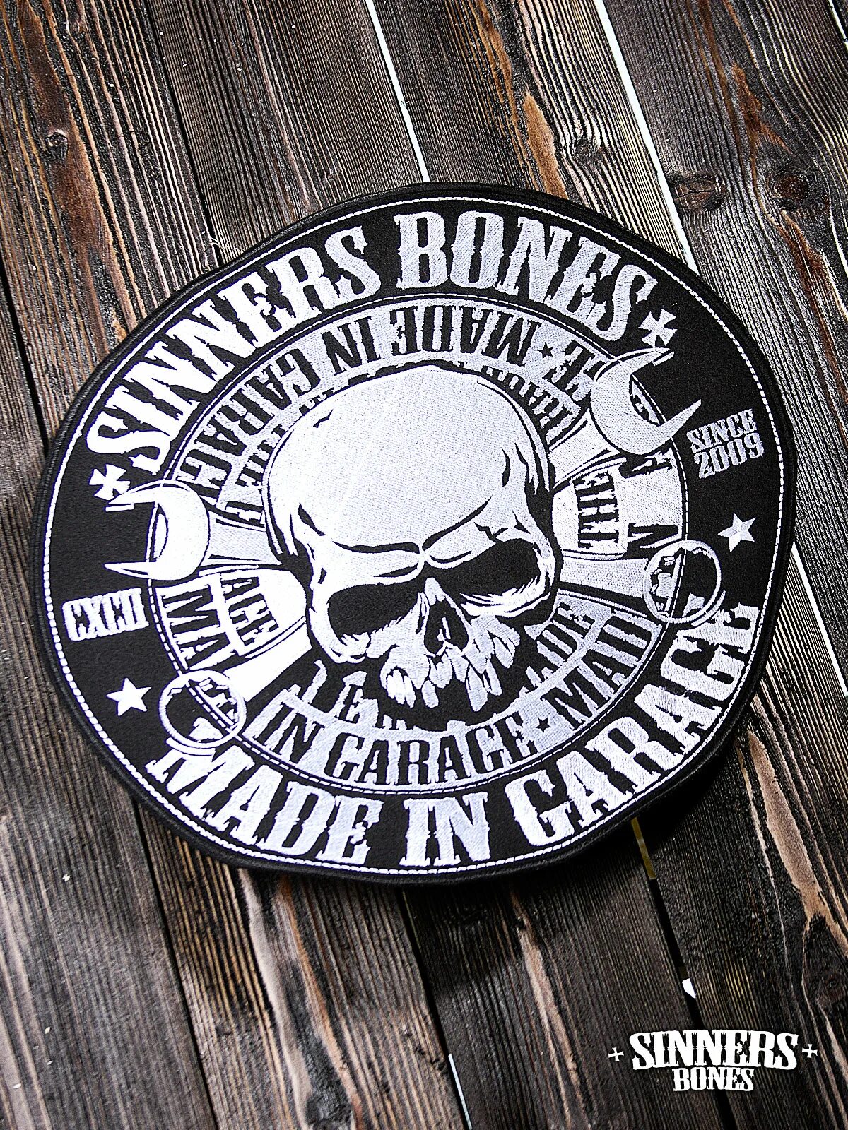 Sinners bones интернет магазин. Синерс бонс. Футболки байкерские Sinner's Bones. Нашивка Sinner. Значок made in Garage.