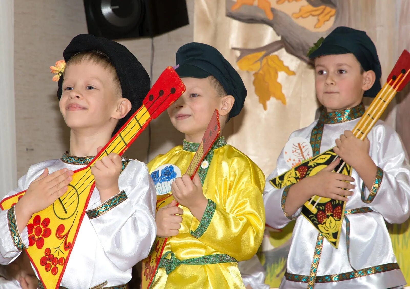 пляска доу. танец с балалайкой для средней группы. танец с балалайками в доу. балалайка для танца для детей. балалайка для детского сада.