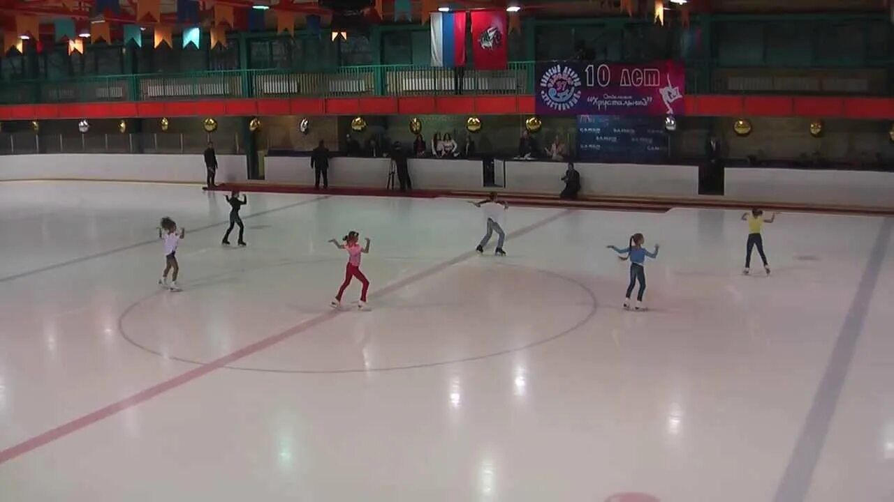 Фигуристки на тренировке. Хрустальный каток массовое катание. Ледовый дворец хрустальный. Фигурное катание марьино ледовый дворец. Массовое катание на коньках.