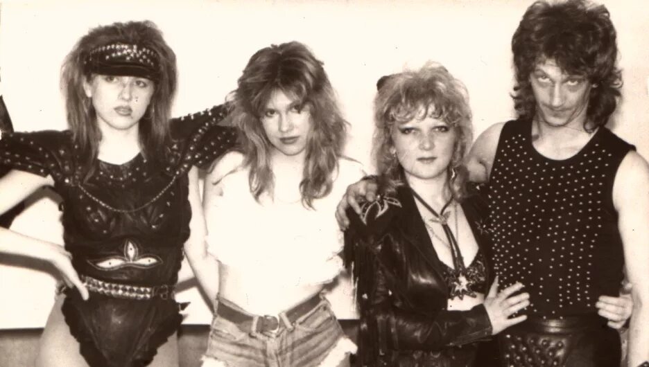 группа примадонна 1988. розовый альбом с разными старыми песнями. всё хорошо, прекрасная маркиза эдит утёсова. группа маркиза. рок группа маркиза.